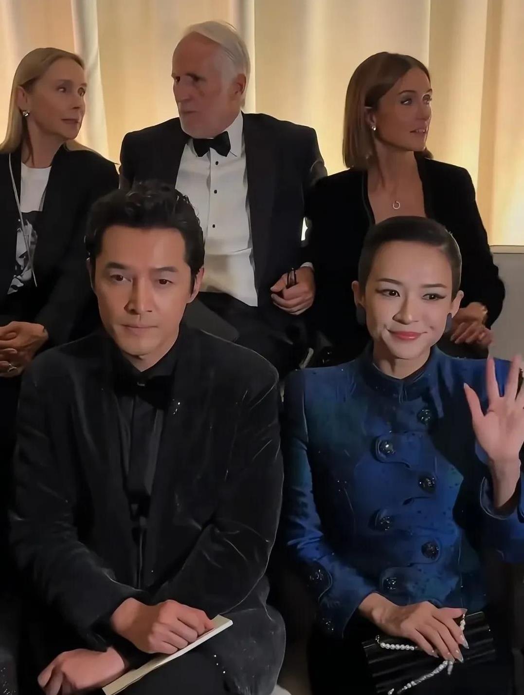 这是什么神仙打架的场面啊？男神女神居然在米兰时装周同框了！
43岁的胡歌和46岁