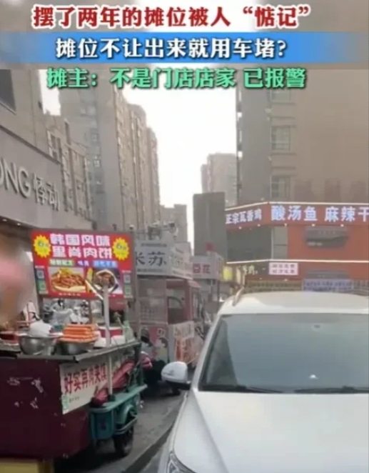 江苏，一男子摆韩国风味里脊肉饼摊已有两年。每天他都用心经营，那香气四溢的肉饼吸引
