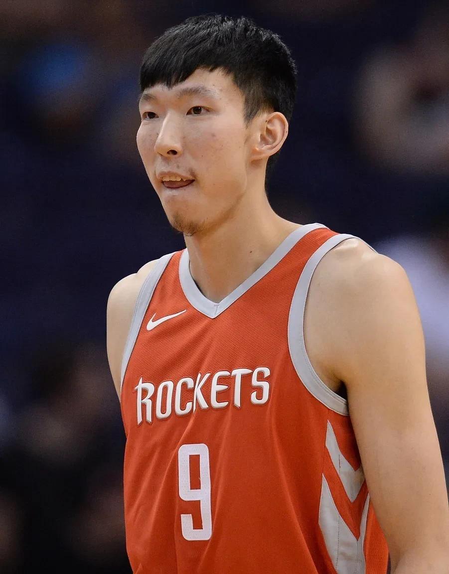 CBA历史上工资年薪最高的十位本土球员，郭艾伦无缘前五:
1.易建联(广东)年薪