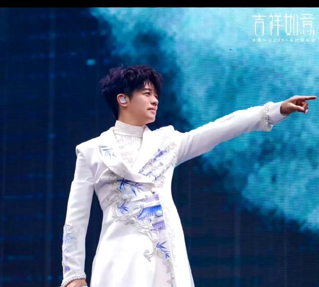 公众人物也是普通人，难免有情绪波动，但曾毅自曝踹女员工、对手表争议回应敷衍，这并