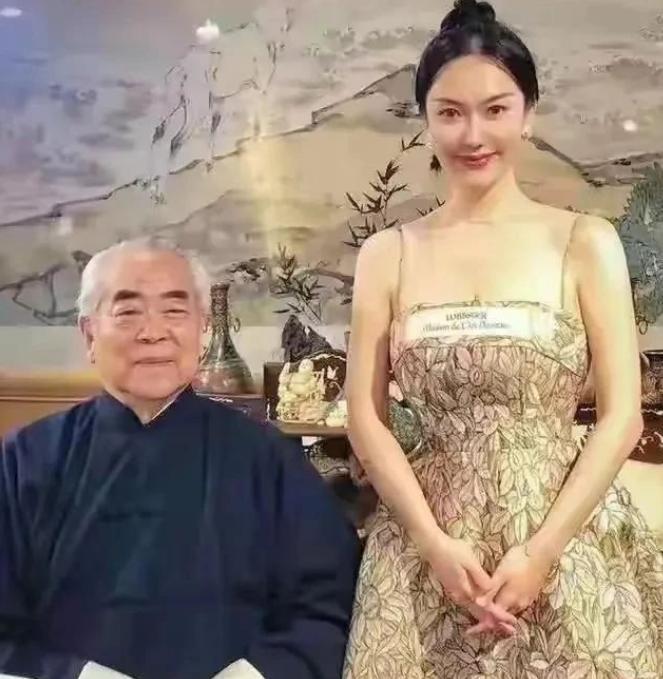 范老先生的娇妻，也是武汉大学毕业的。
不说范老先生，这样的美女，没几个人忍得住不