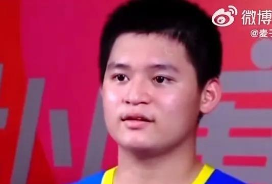 十五岁的樊振东，在接受央视记者李武军的采访时，被问到自己的偶像是谁，他稚嫩的声音