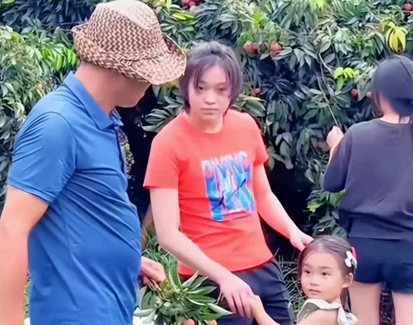 从全红婵回老家的情况来看，红婵的精神状态好像并没有松弛下来了，脸色有些凝重。
从
