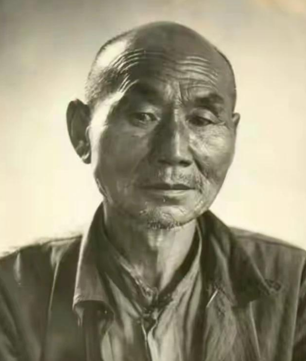 1937年，南京一个院子里，跪着十几名中国人，两个日军正在挨个砍头。突然，一个1