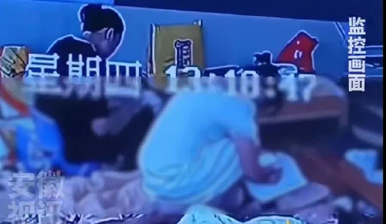 这个幼儿园的老师真可怕，用脚踩孩子的脸; 坐在孩子身上，双脚踩着孩子双手; 按住