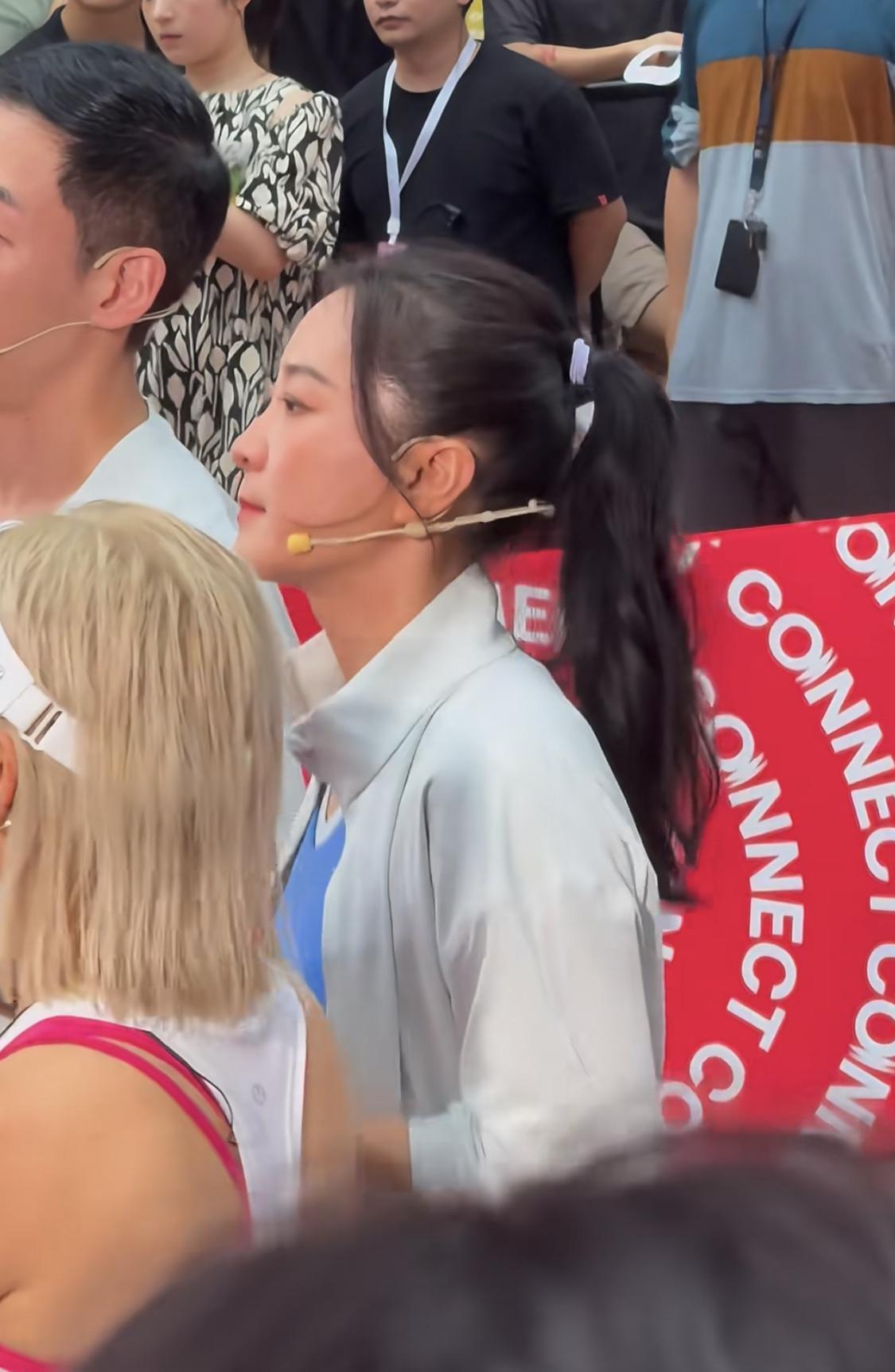 贾玲这算减肥成功，没有反弹了吧！整个人在路人镜头下还挺美的……
最近作为运动品牌