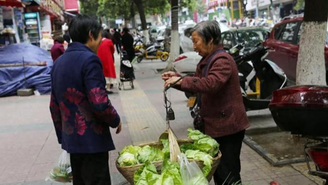 我和老伴拿出十年积蓄给孙子买了学区房，结果被一堆人惦记太烦了