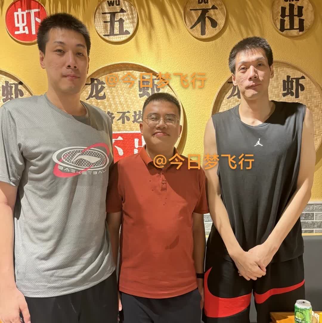下班后的快乐，大威二飞吃夜宵与球迷亲切合照！

昨晚赛后，广东全运队从韶关市