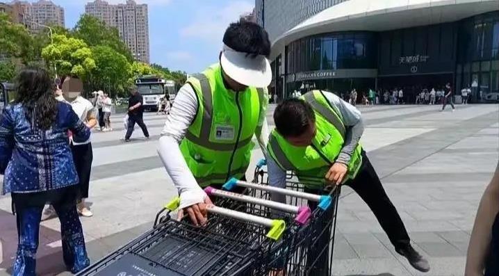 什么叫人性化的好公司，胖东来再次给打了一个样。
因为天气太热，胖东来给在室外工作