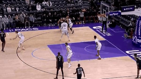 谢泼德借申京无球挡拆，接球后仰中距离跳投打进