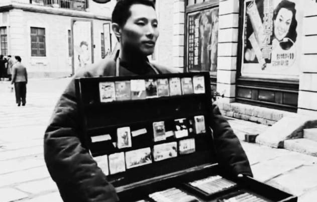 1954年秋，一个烟贩李永生正在西单街头摆摊，有几位穿风衣的顾客过来，拿起一包大