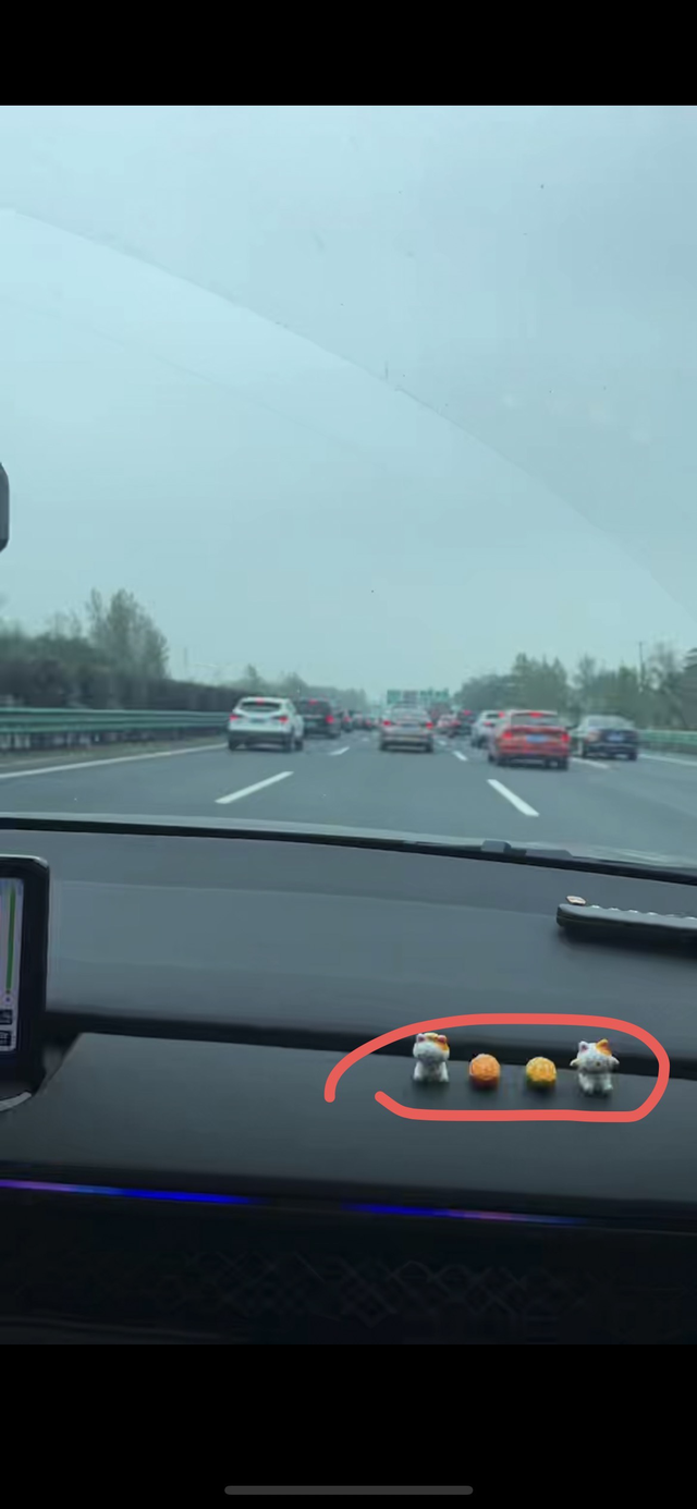 这块位置是塑料还是皮革
想把这几个摆件拿掉，发现会留胶 这块位置是什么材料的 怎