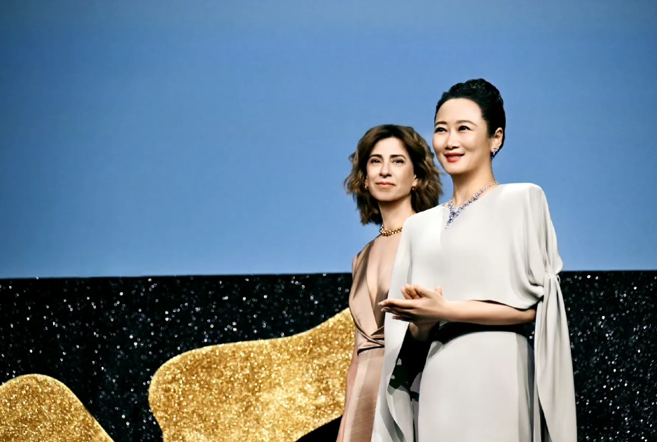 妇唱夫随，大导演也不例外！
我们都知道这次辛芷蕾获得威尼斯电影节影后，却不知在众