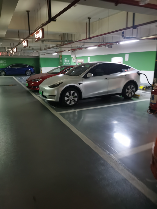 Y简单改改
改了银色色膜，贴了全车膜，加了仪表盘，换了鹰眼尾灯，够了暂时不折腾了