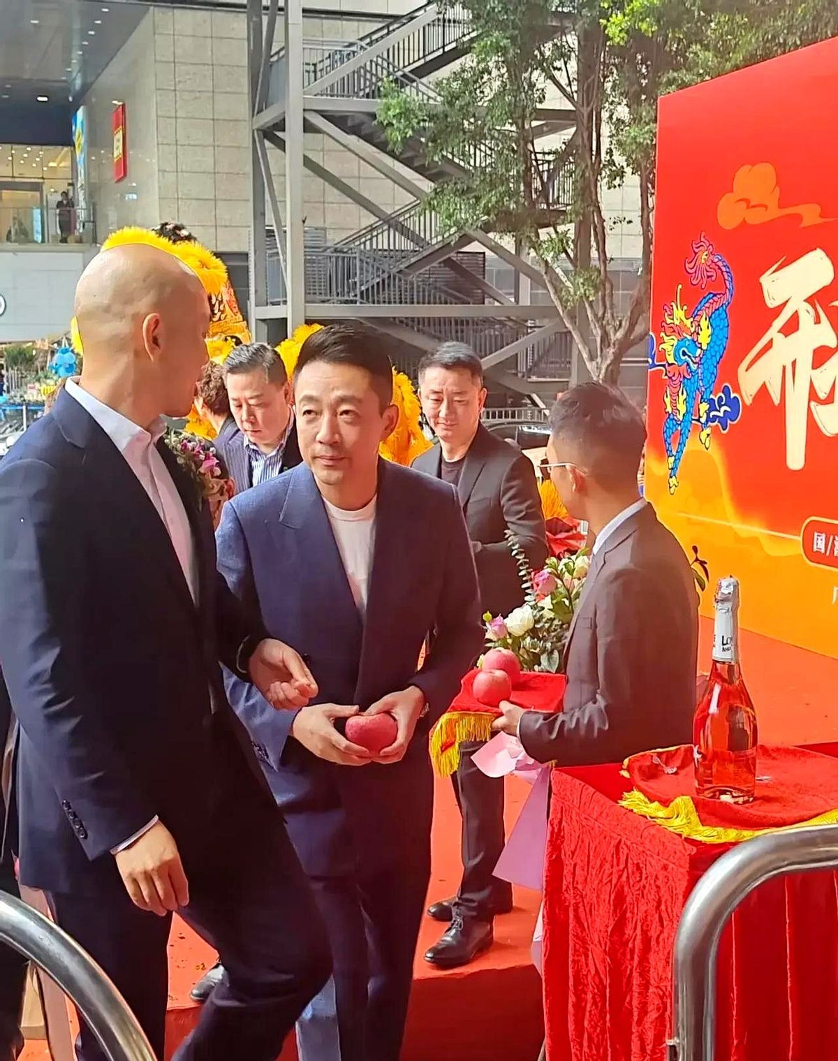 汪小菲麻六记新店开业











我的天哪！汪小菲这是要逆天改命吗？曾
