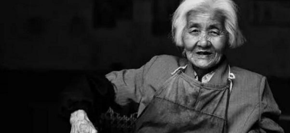 1940年，一个“神枪手”因给八路军盗军火，被日军、蒋军、伪军联合追杀，结果这个