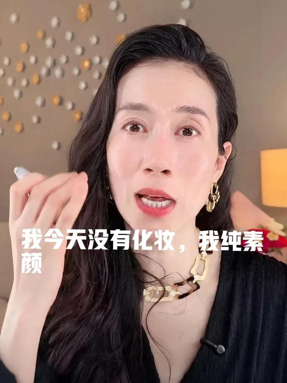 3月23日，温峥嵘直播时，非常自信的摸着自己的脸说：“你们看我的皮肤，很好吧？我