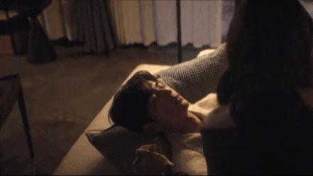 同样演“手滑名场面”，对比张凌赫徐若晗和杨洋迪丽热巴，才明白什么叫演技炸裂