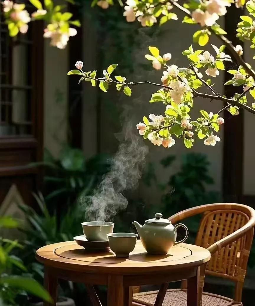 感怀劝善
人生苦短善为帆，
小恶毋为心自安。
莫道举头天可见，
清风坦荡胜金冠。