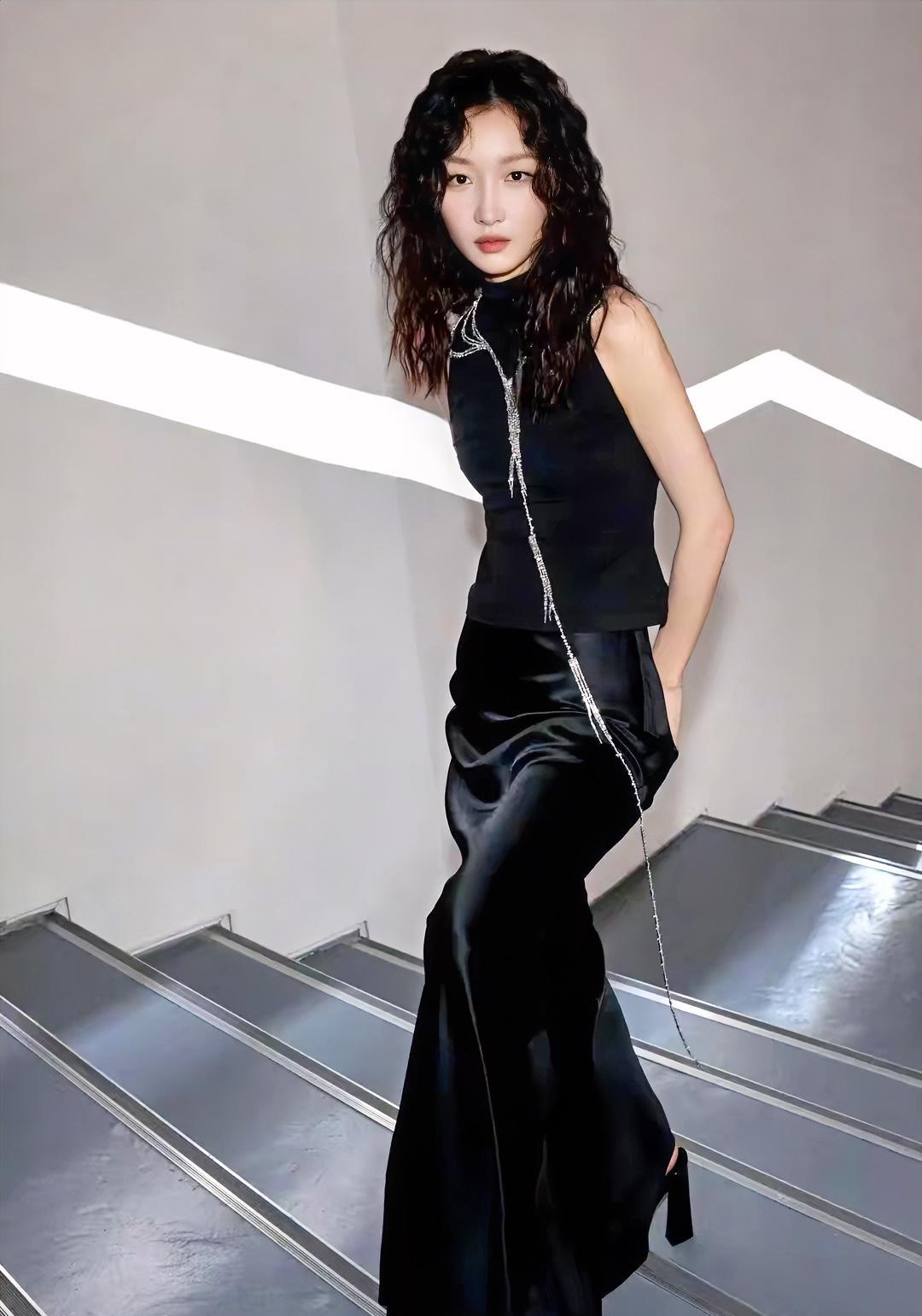 周冬雨，162cm，从头到脚散发着女人气质，特别是那双美丽的小脚