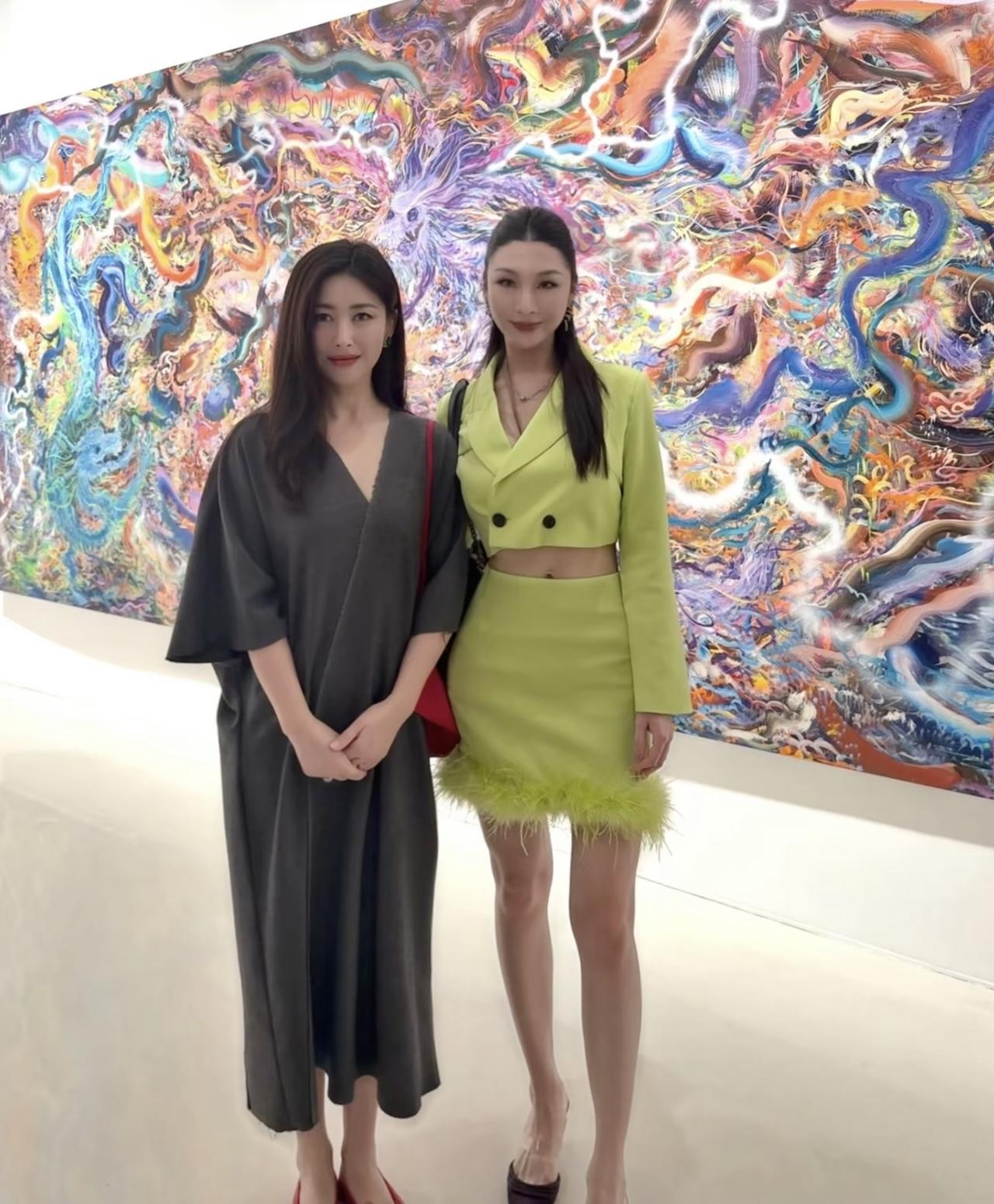 9月21日，有位网友晒出与朱珠的合影，两位美女在成都看画展相遇的画面。
朱珠自从