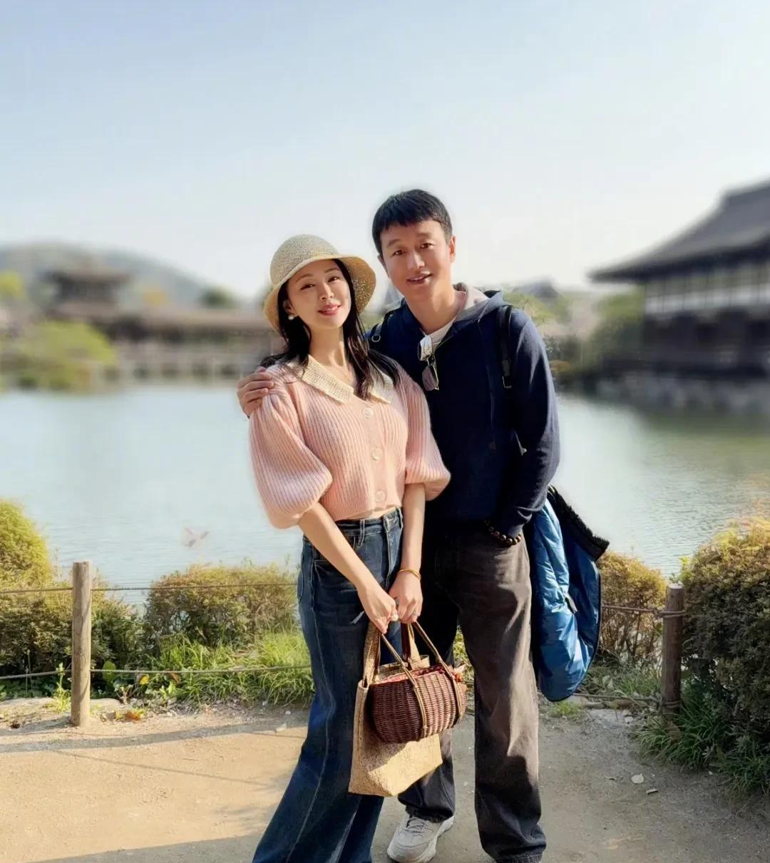 佟大为发文祝福自己结婚17周年纪念日，高调携老婆日本游玩晒恩爱照！4月17日晚上
