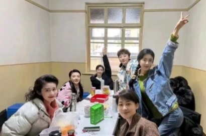 何家六姊妹学历：
何家丽（梅婷）中央戏剧学院。
何家文（高露）中央戏剧学院。
何