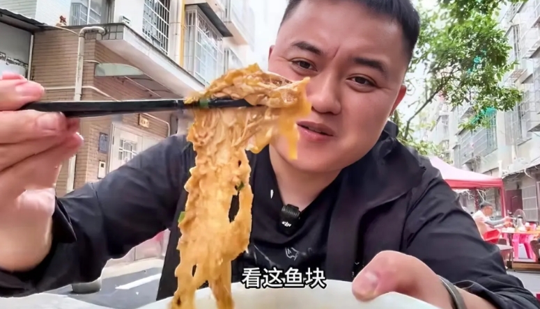 特别烦一个美食博主，
明明是一个人，每次都装作有两个人，然后按两个人点一大桌菜，