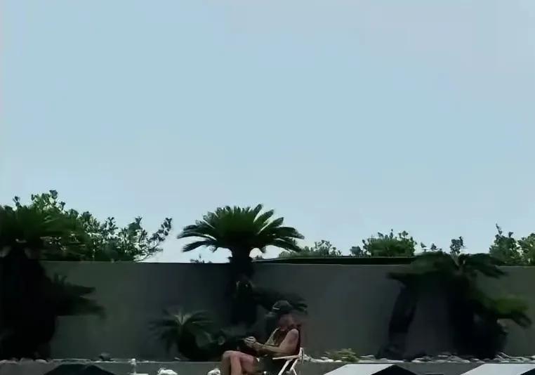 有人拍到具俊晔如此深情的画面，被感动得稀里哗啦。
可是，我就是怕这样会中暑。
哪