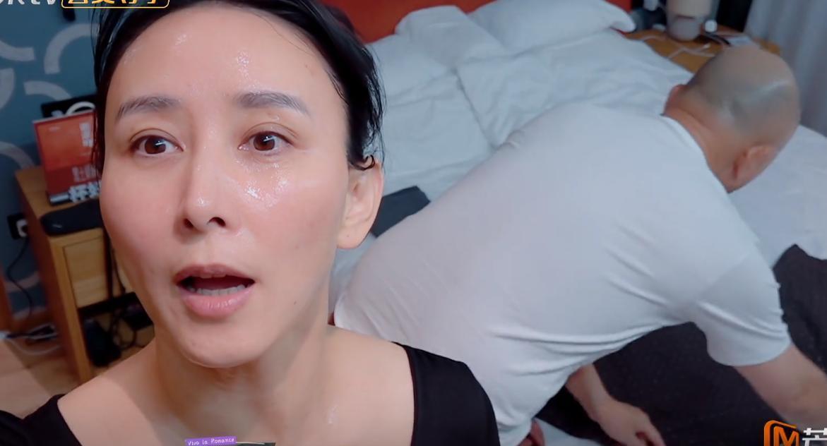 破防了！
全素颜，用猪油涂脸的胡静，完胜用美容针的戚薇。
真人秀，胡静和戚薇全素