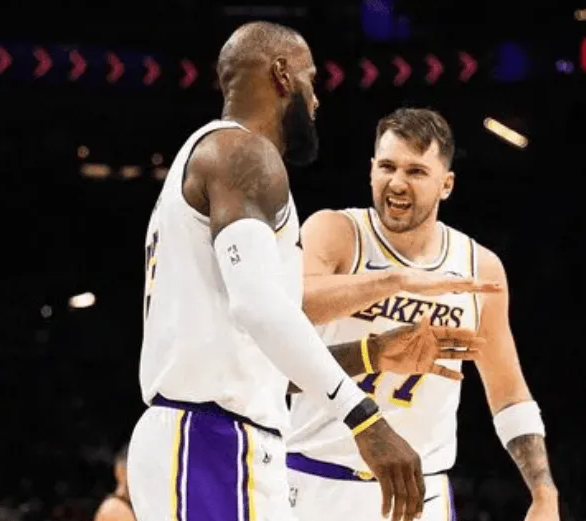 湖人球员勒布朗-詹姆斯接受媒体采访，谈及本场比赛球队替补阵容的表现，詹姆斯表示：