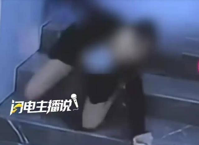 岳阳，一名女子到面馆就餐，点好面食之后，女子准备返回座位。在返回座位的途中，经过