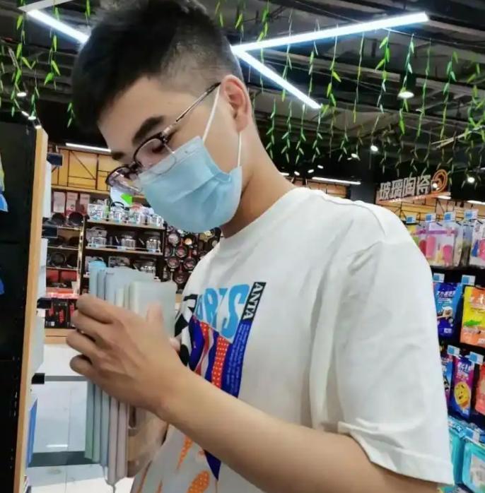 “这样的人品全国罕见！”安徽霍山，白血病男孩高考647分，母亲摆摊卖包子退还59