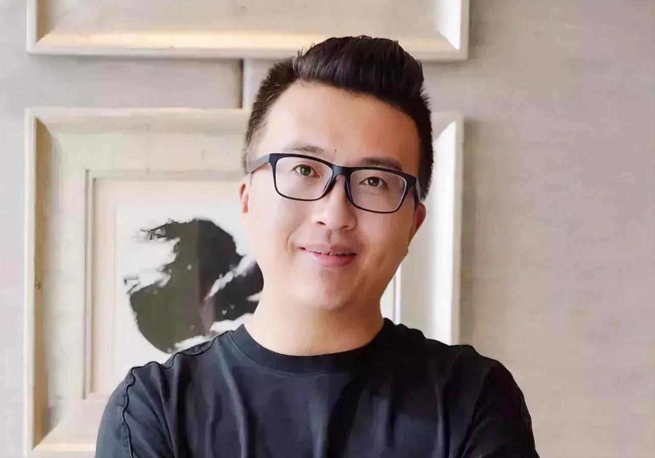 近日，一位知名短剧制片人在接受采访时语出惊人，明确表示不会签约那些一心只想当爱豆