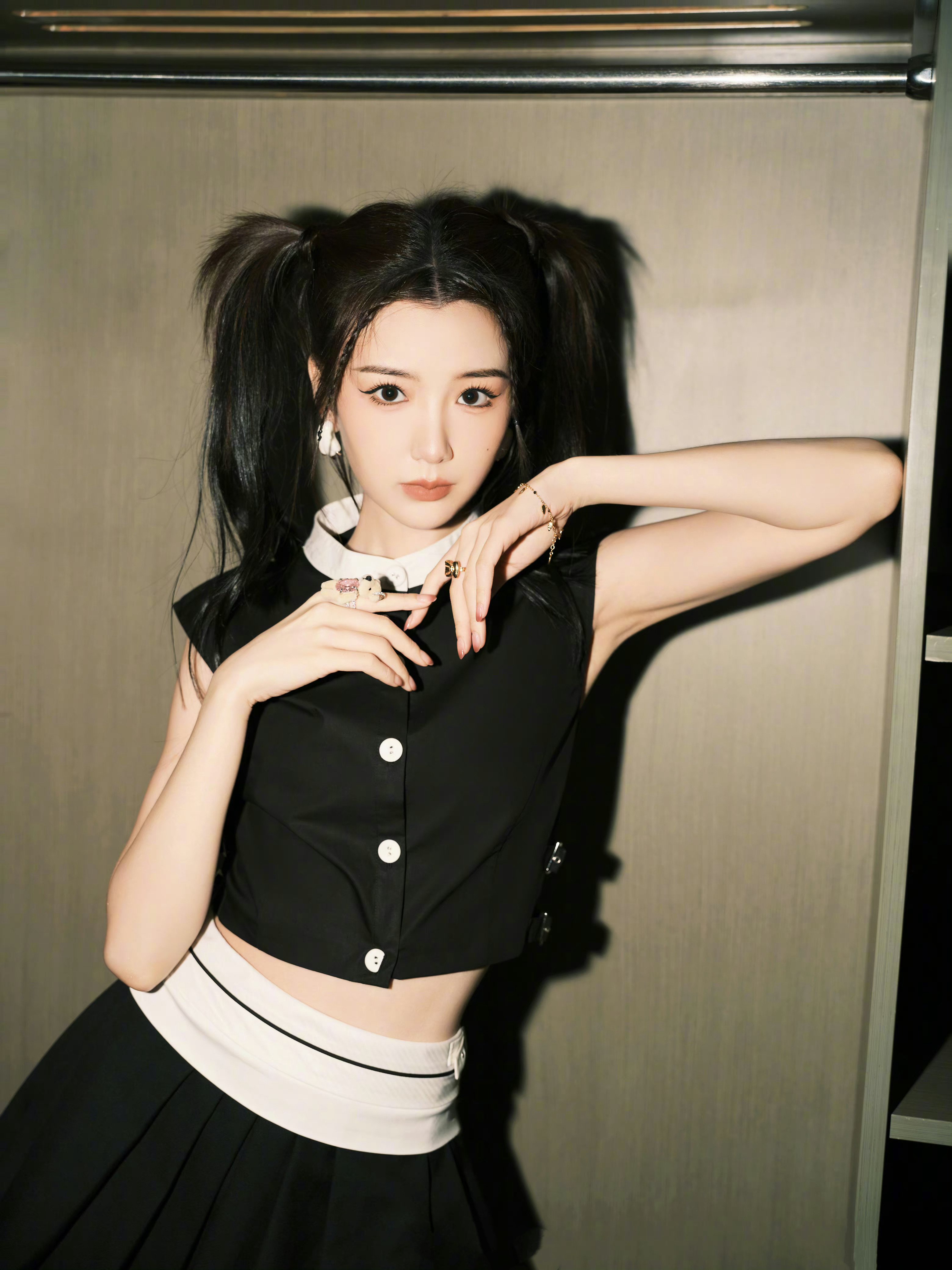 毛晓彤黑裙白袜杀疯了！甜妹秒变暗黑拽姐，近期造型直接封神？原因竟是…