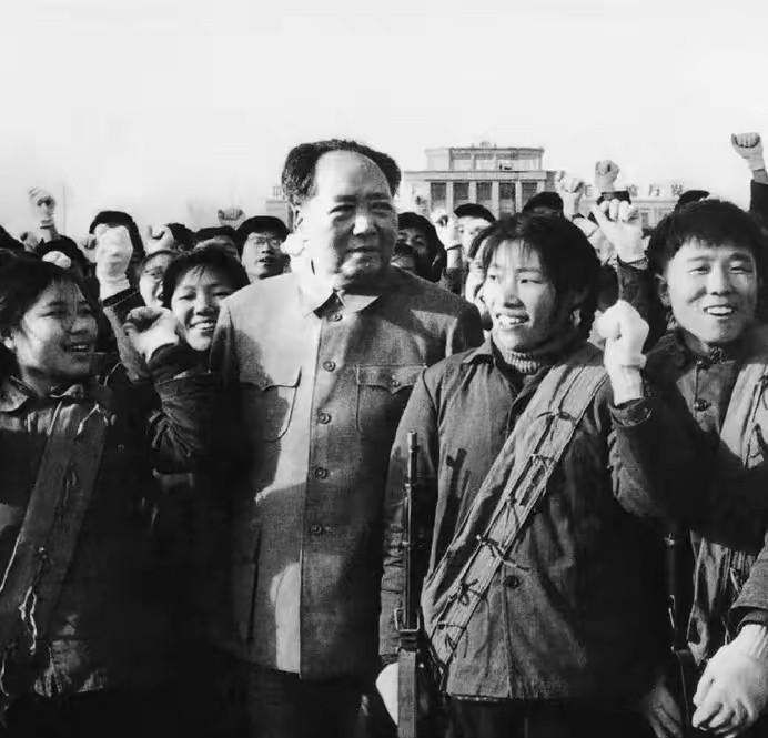 在那个火红的年代，主席来到天安门广场，和青年朋友们在一块。
主席非常关心青年朋友