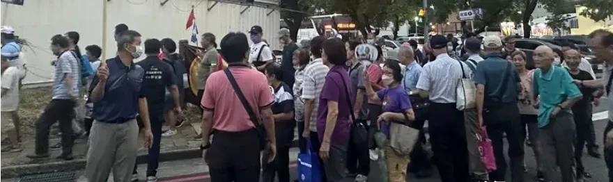 一位86岁高龄的老大爷昨晚在乘坐游览车前往国民党在台中市举办的反罢免造势大会现场