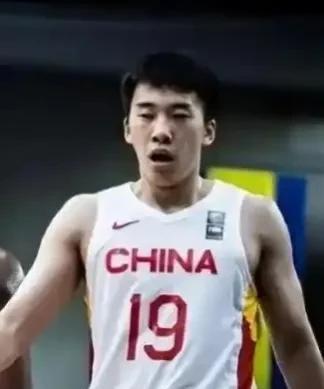 中国男篮打进四强，让我记住了三个人！
实话实说今天中国队上半场打的更好，频繁轮换