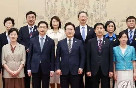23日上午，韩国总统办公室在首尔龙山举行任命状与委任状授予仪式，李在明总统向8位