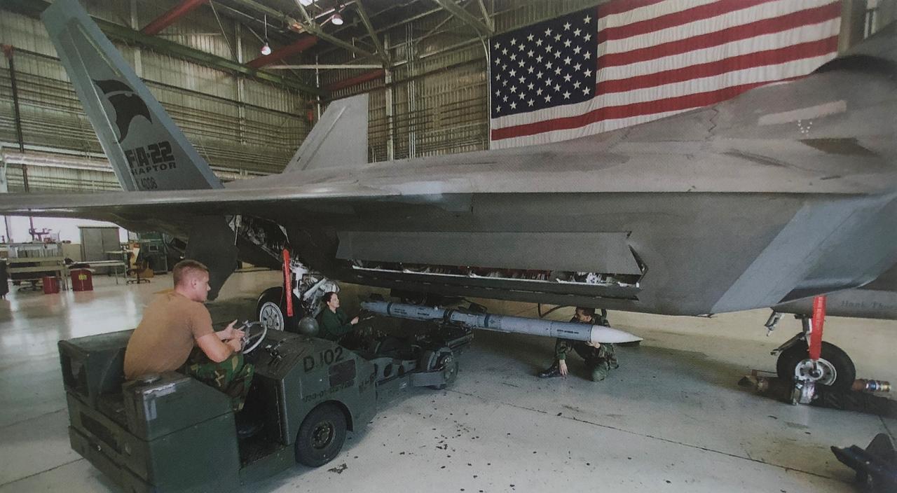 美国空军F-22战斗机挂装AIM-120D空空导弹