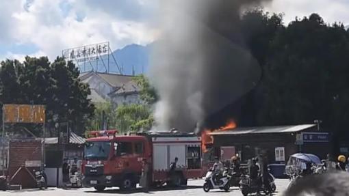 云南大理一临时电动车棚发生火灾 明火已扑灭无人员伤亡