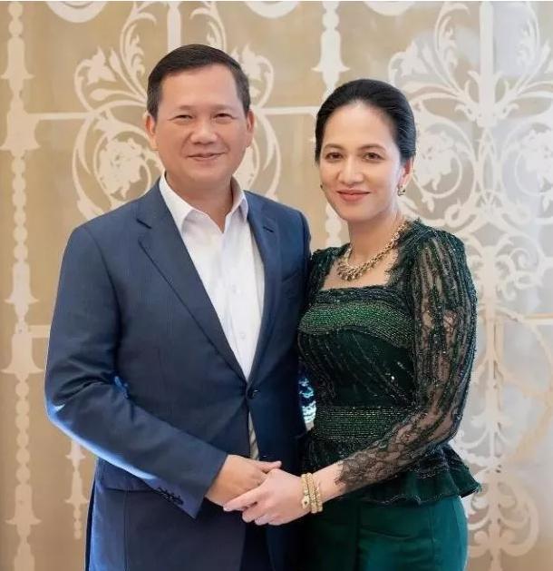 柬埔寨第一夫人被公公洪森给坑了！
这位碧占莫妮来头可不小：父亲是前劳动部国防秘书