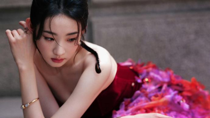 张艺凡：行走的打光板！