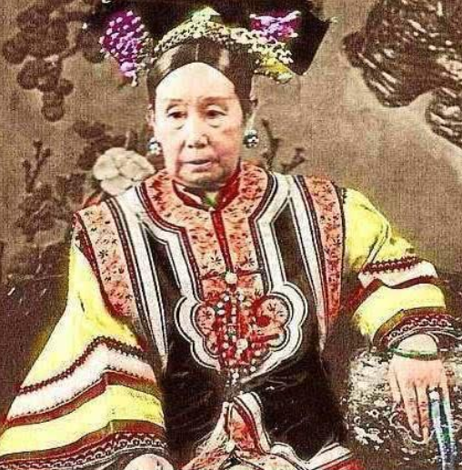 一天，李莲英陪慈禧遛弯突然说，有人花80000两银子买四川盐茶道的缺，慈禧停步谁