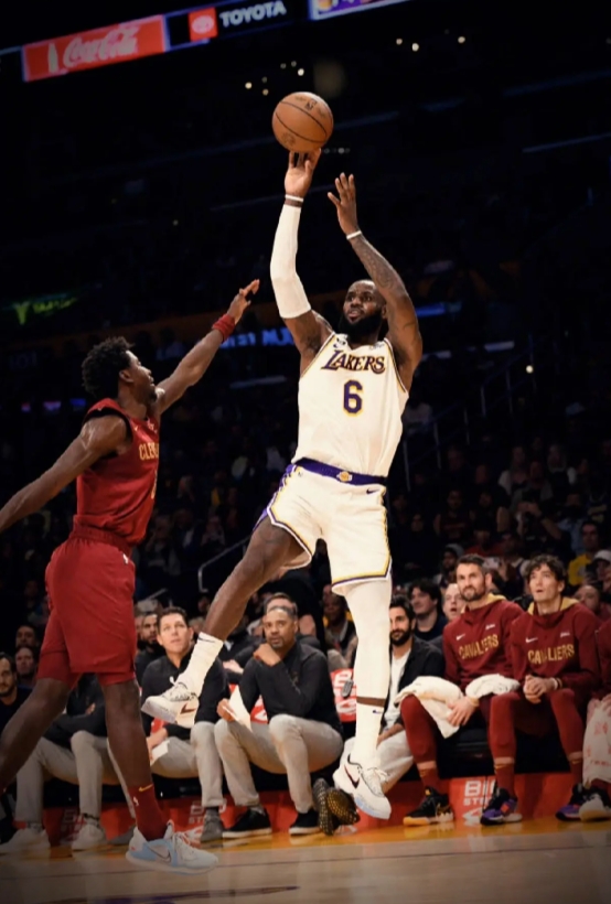 谈谈雷迪克说的詹姆斯归来后进攻问题
詹姆斯回归后湖人现在进攻捏合不起来，实际上是