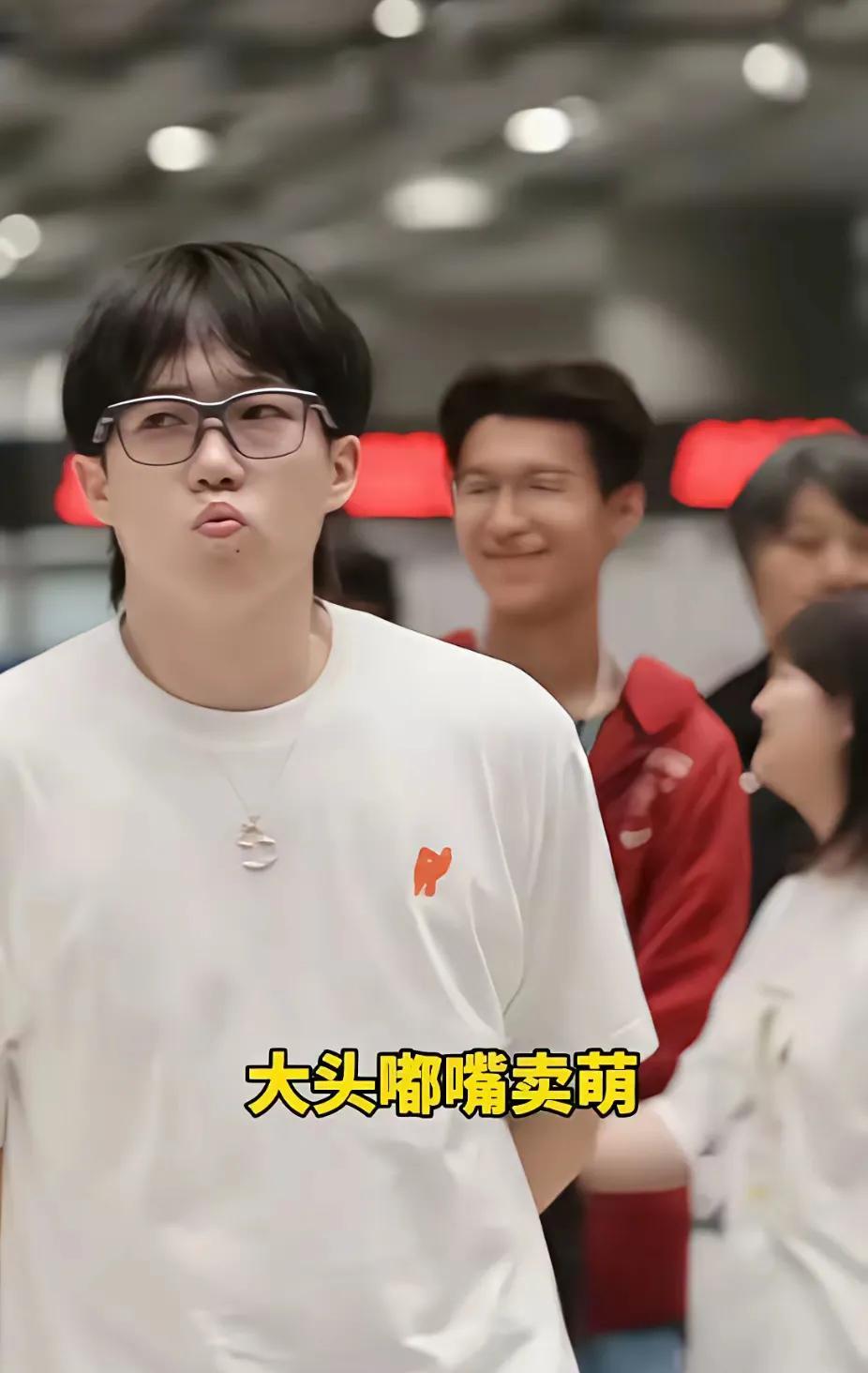 哈哈！大头嘟嘴了！
最逗的是他还故意把嘴撅起来，那小表情一摆，之前赛场上的凌厉感
