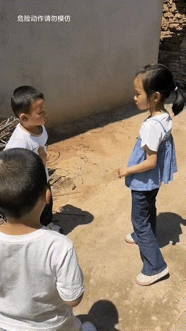 我喜欢这个小男孩的性格，一开始面对强大的对手，毫不畏惧，和比自己高一头的女孩对峙