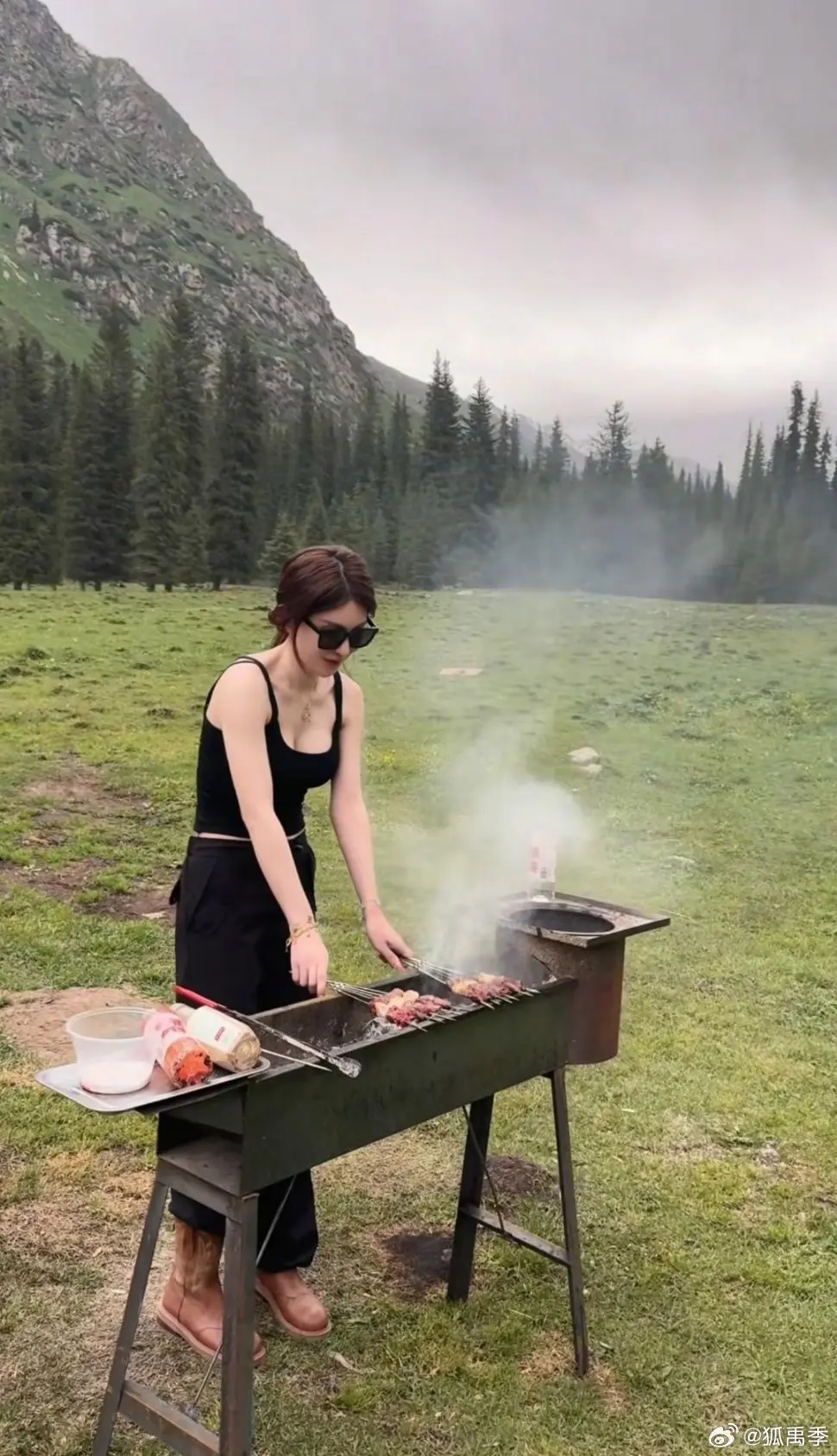 这羊肉串一看就好吃，犹豫一秒都是对羊肉的不尊重 ​​​