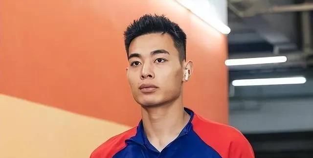 江山代有人才出！中国国家队主力门将位置真应该换血了。36岁的王大雷和34岁的颜骏