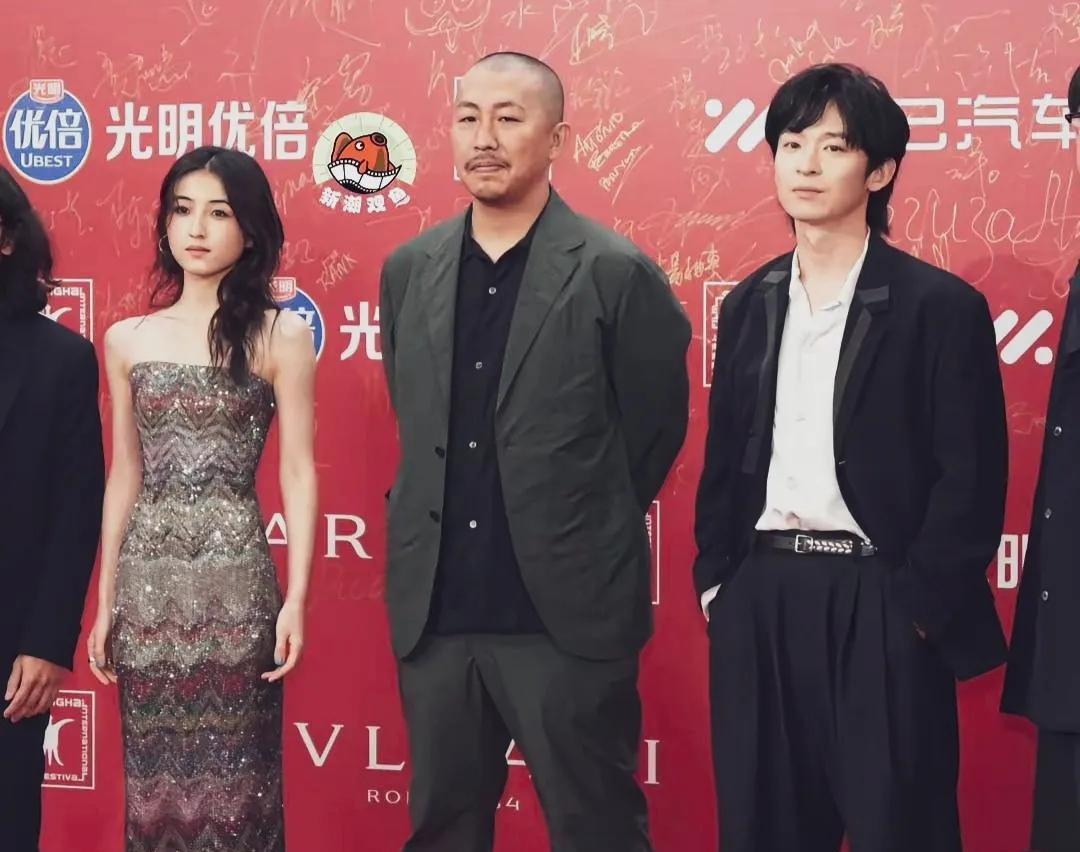 红毯上的子枫这高跟鞋功力真稳，身高不够鞋跟来凑，可爱又努力的样子太圈粉啦！#张子